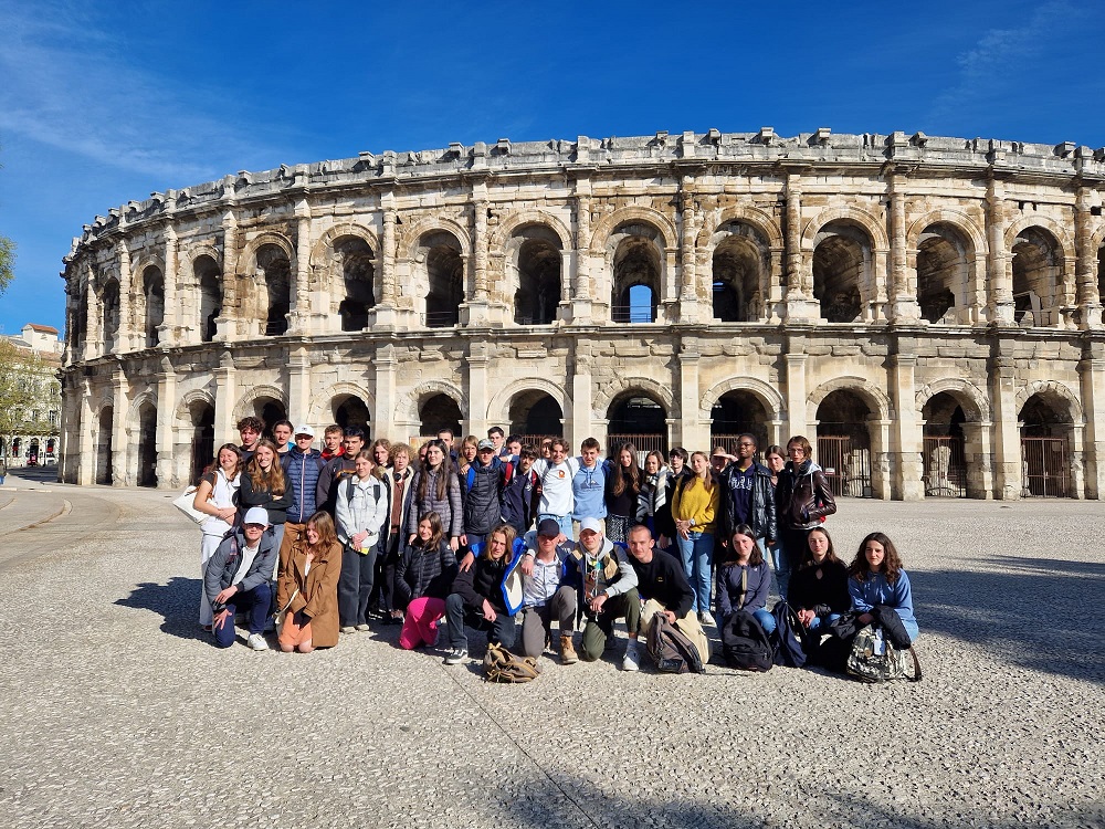 Elèves devant les arènes de Nîmes