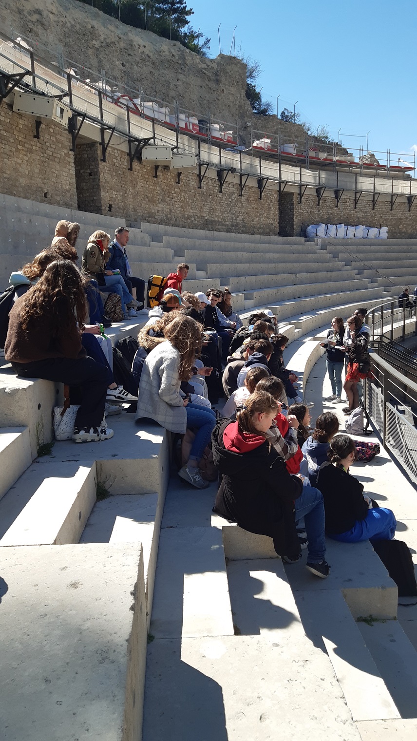 Exposé d'élèves dans le théâtre antique d'Orange